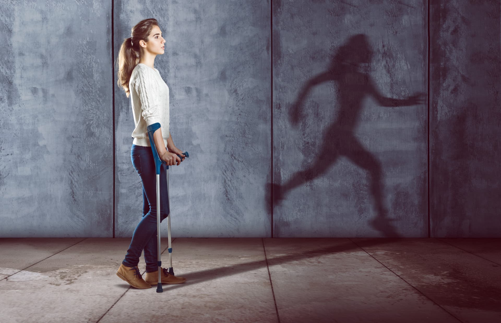Frau mit Krücke, deren Schatten eine gesunde Person in Bewegung zeigt - Symbol für Rehabilitation und innere Stärke