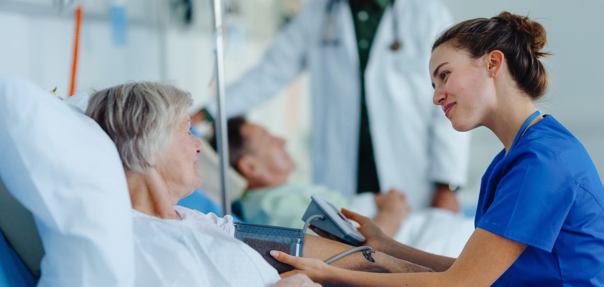 Fürsorgliche Pflegekraft bei der Patientenversorgung - Realität des Pflegealltags