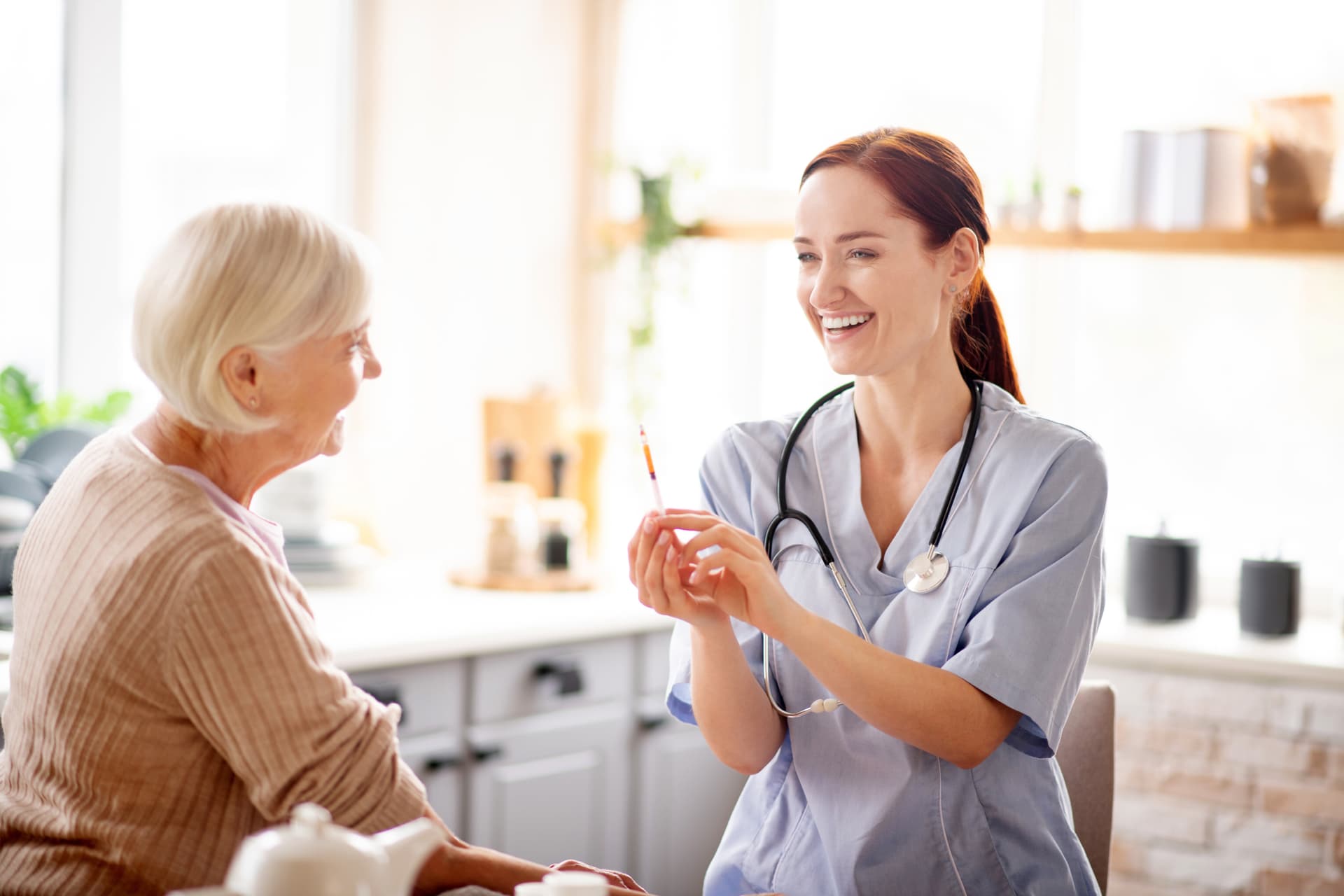 Pflegekraft im Gespräch mit Patientin