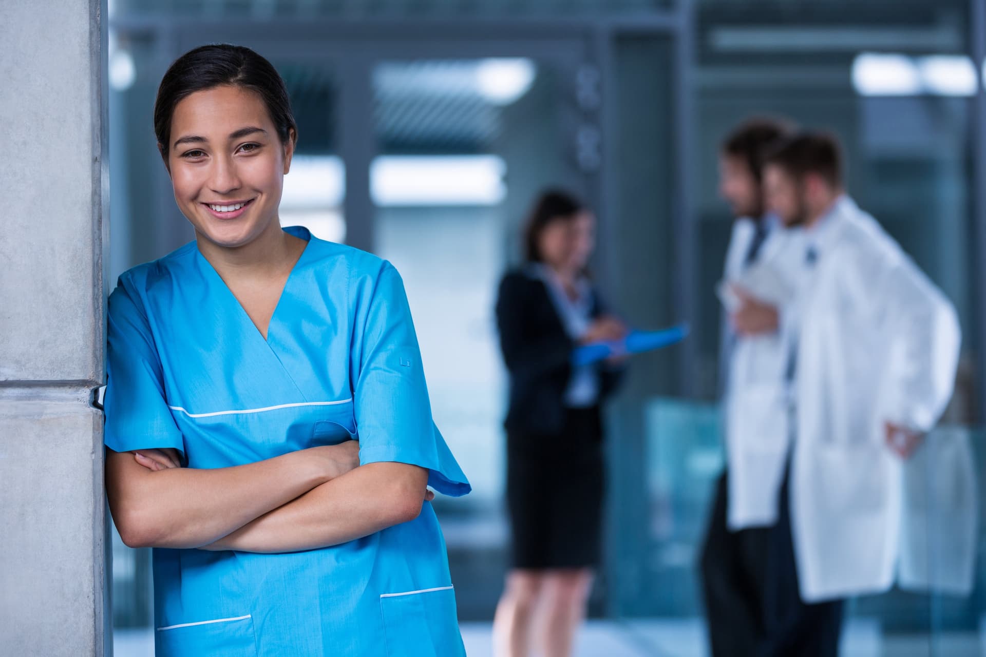 Healthcare Professional im Krankenhaus-Korridor