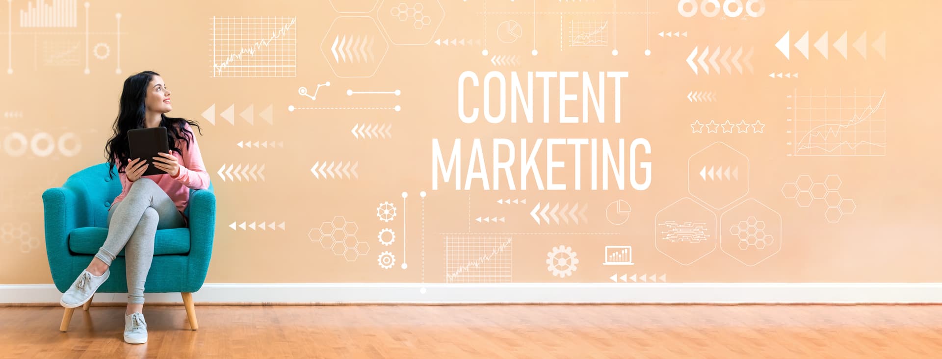 Content Marketing Strategie - Frau plant Content auf Tablet
