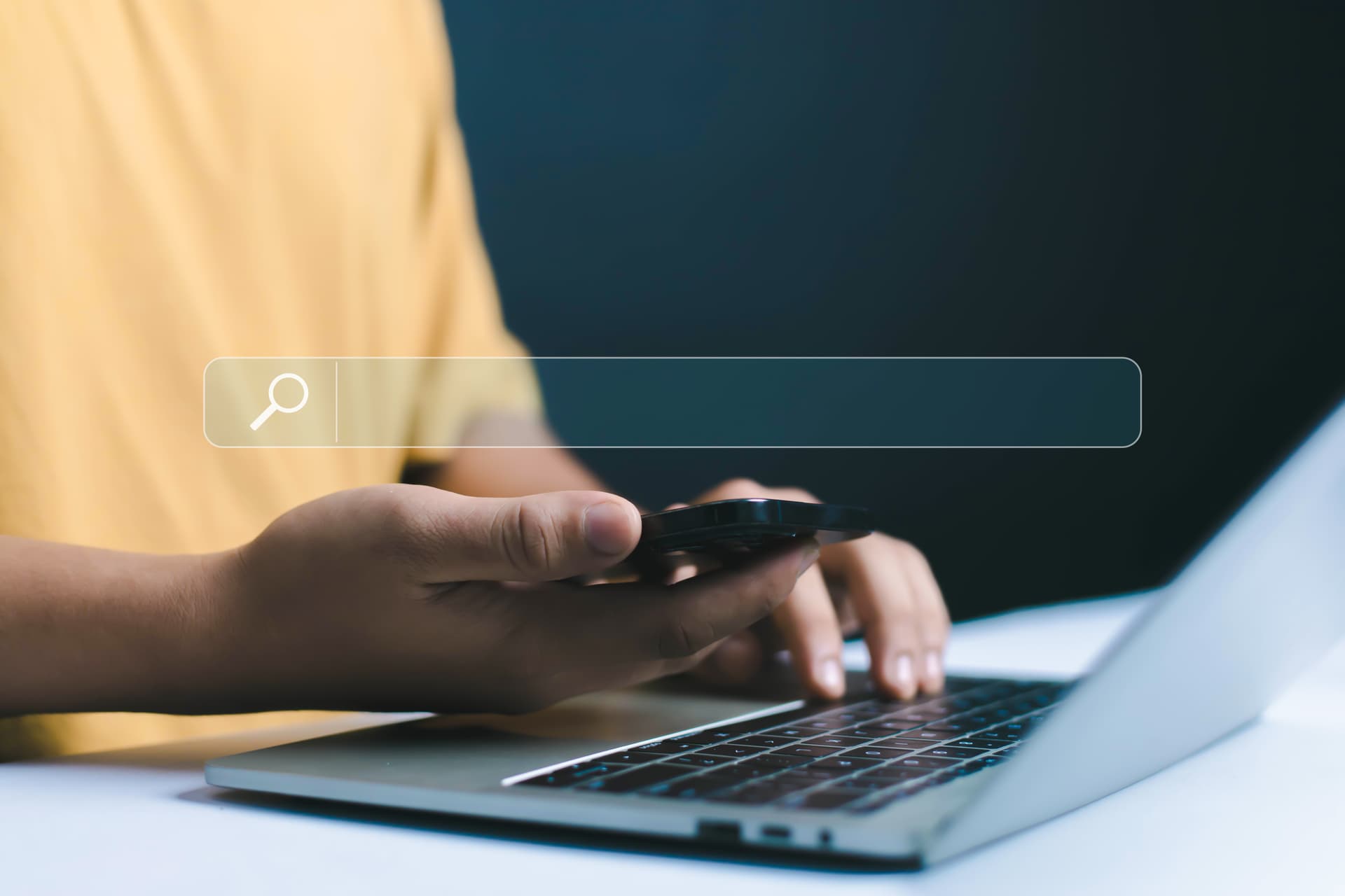 Person sucht online nach Gesundheitsinformationen – SEO für Krankenhäuser und Pflegeeinrichtungen