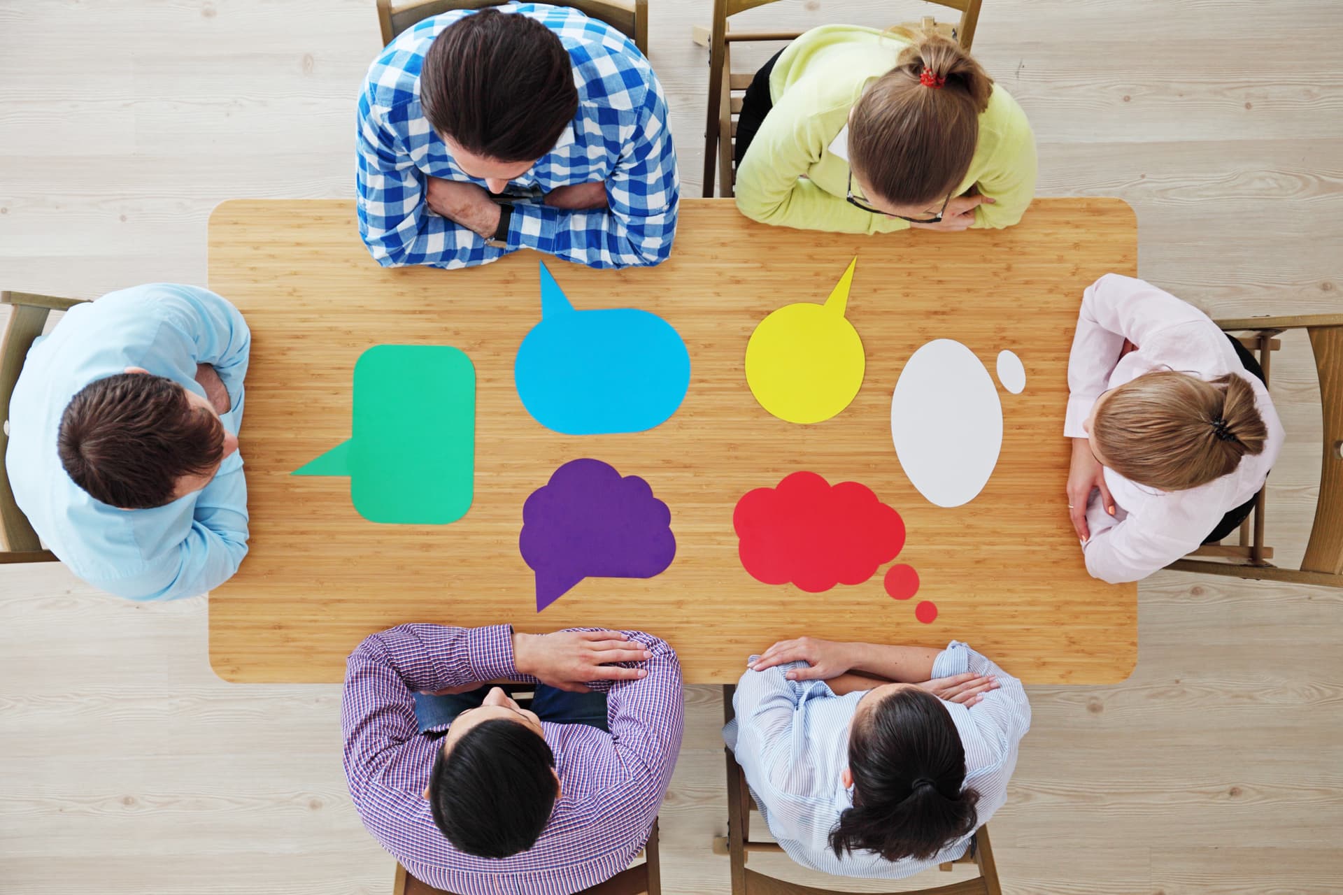 Team-Brainstorming zeigt kollaborative Entwicklung von Kommunikationsstrategien