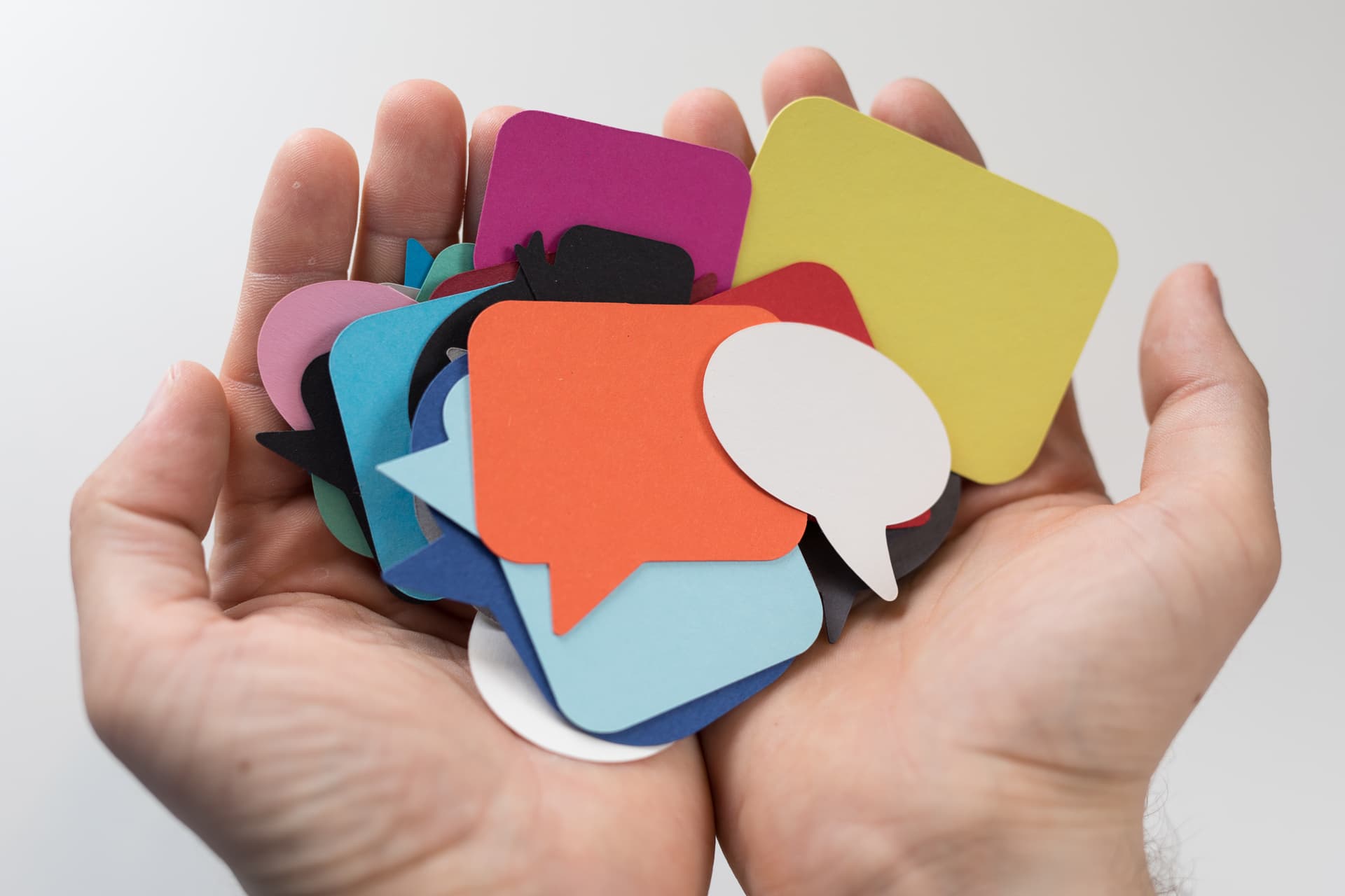 Bunte Sprechblasen symbolisieren vielfältige Kommunikationskanäle und Botschaften