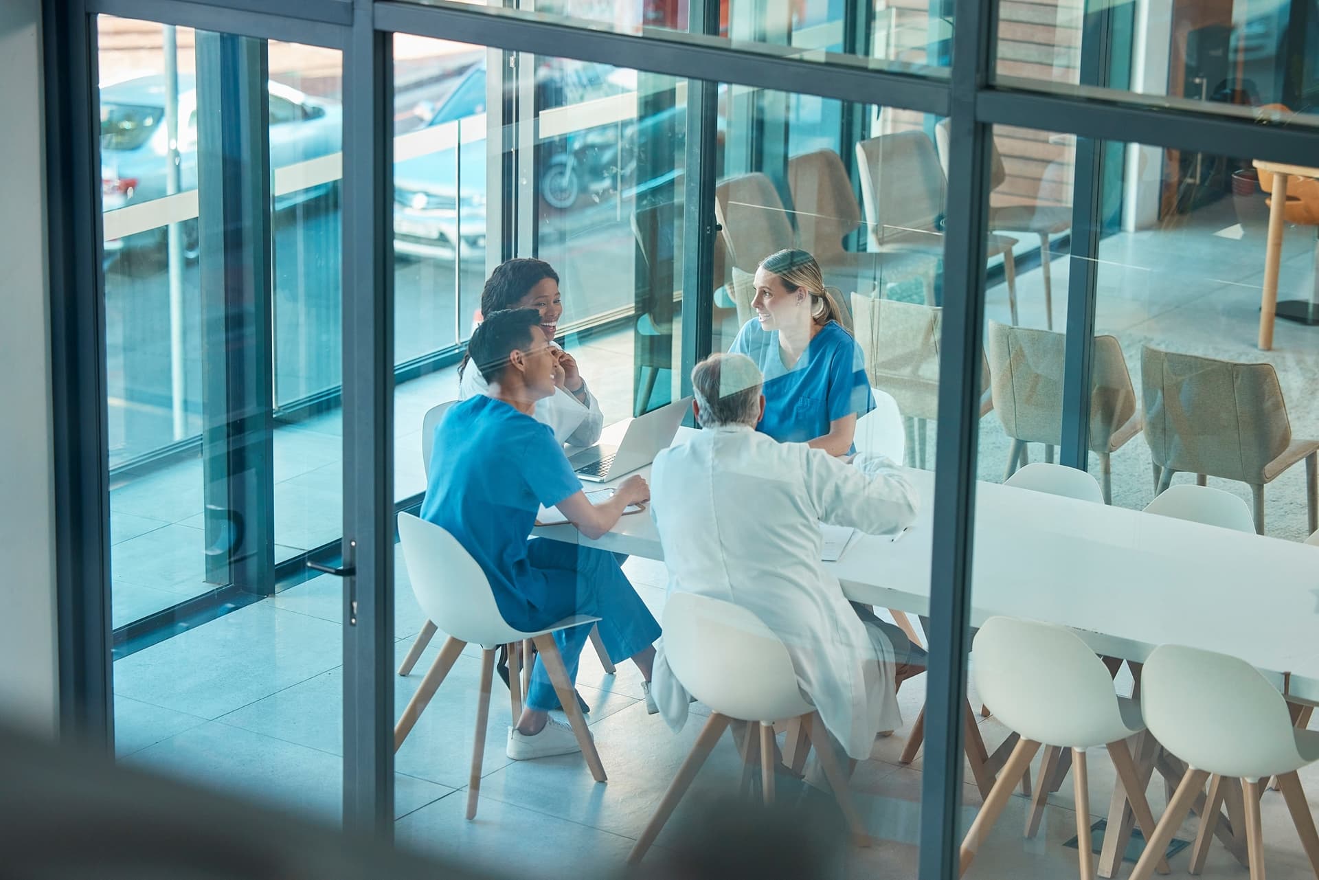 Pflegeteam in moderner Besprechung - authentische Zusammenarbeit