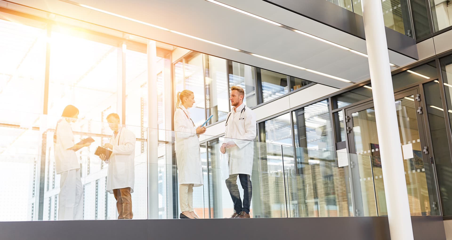 Klinikmarketing: Team bei der Besprechung - Zusammenarbeit und Kommunikation im Krankenhaus