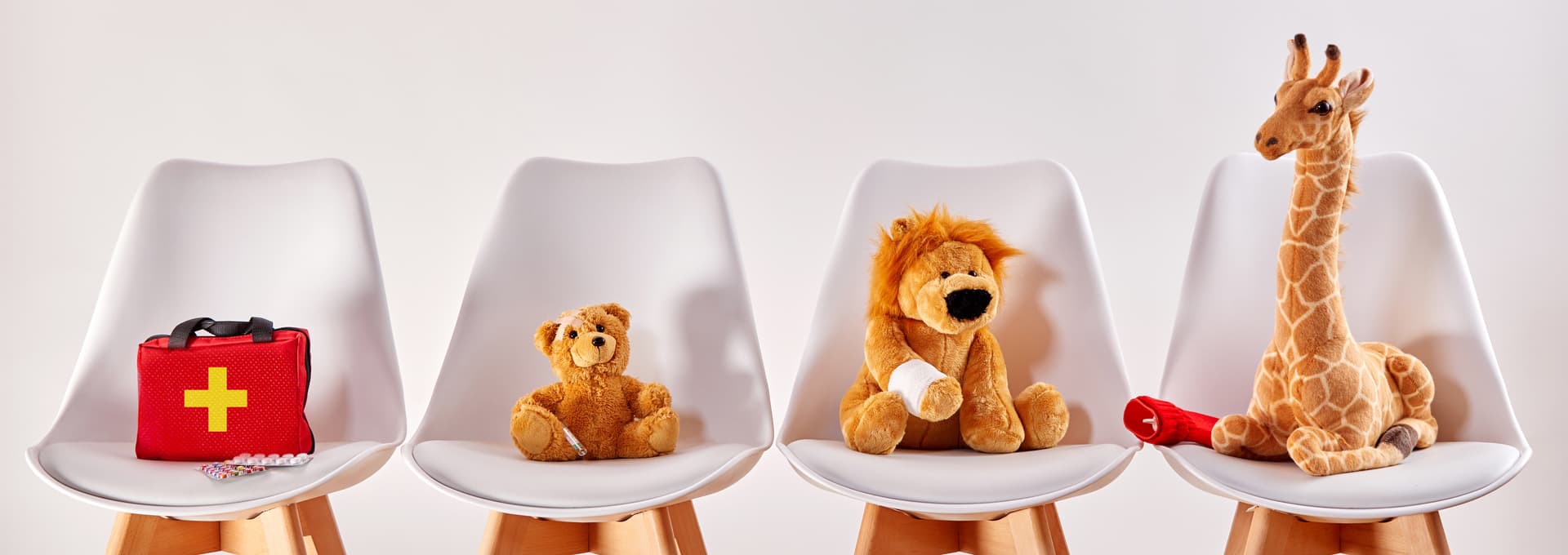 Fürsorge und Sensibilität in der Pflege - symbolisiert durch Erste-Hilfe-Tasche und Stofftiere