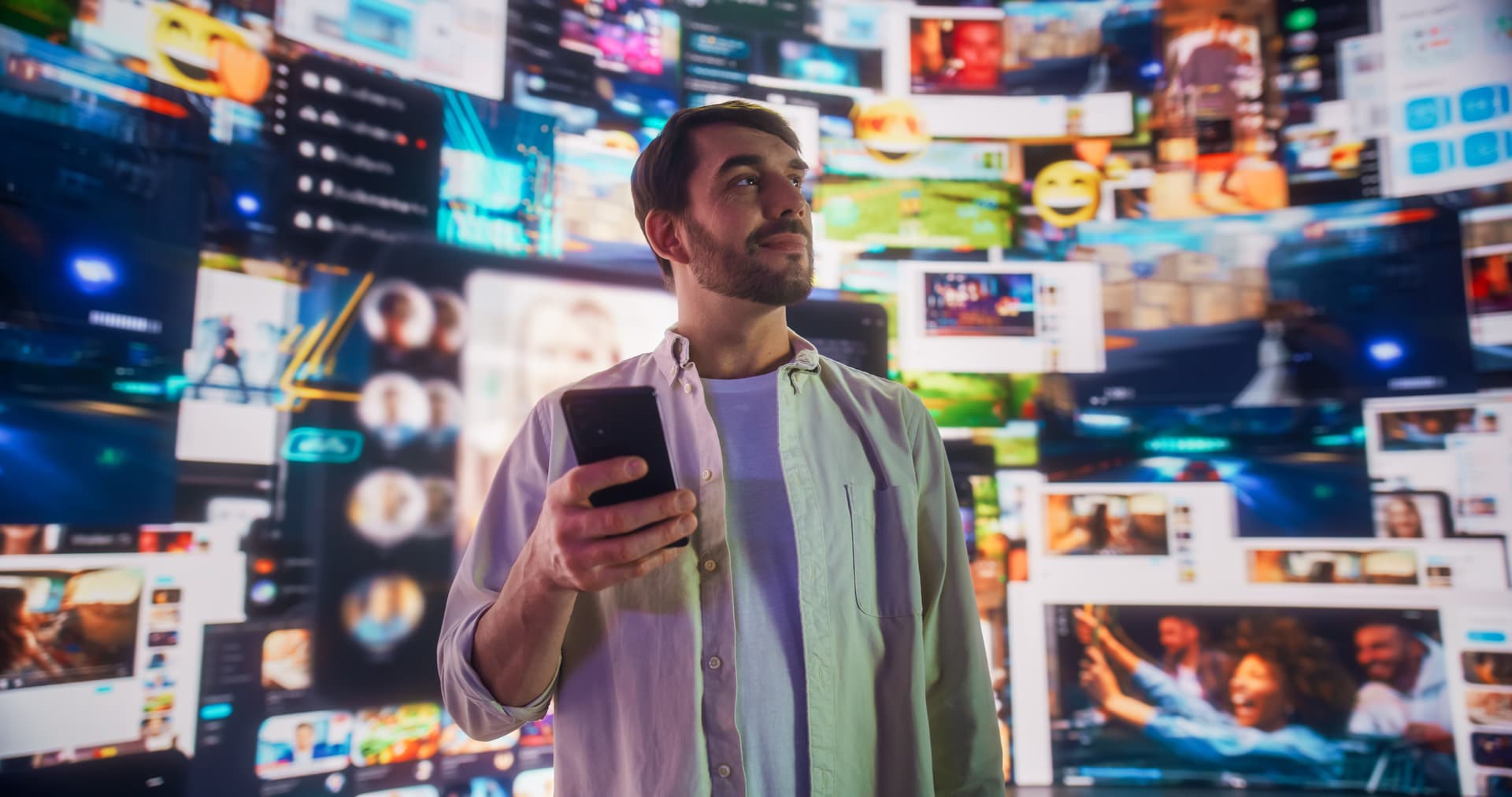 Mann betrachtet vielfältige digitale Inhalte - symbolisiert verschiedene Perspektiven