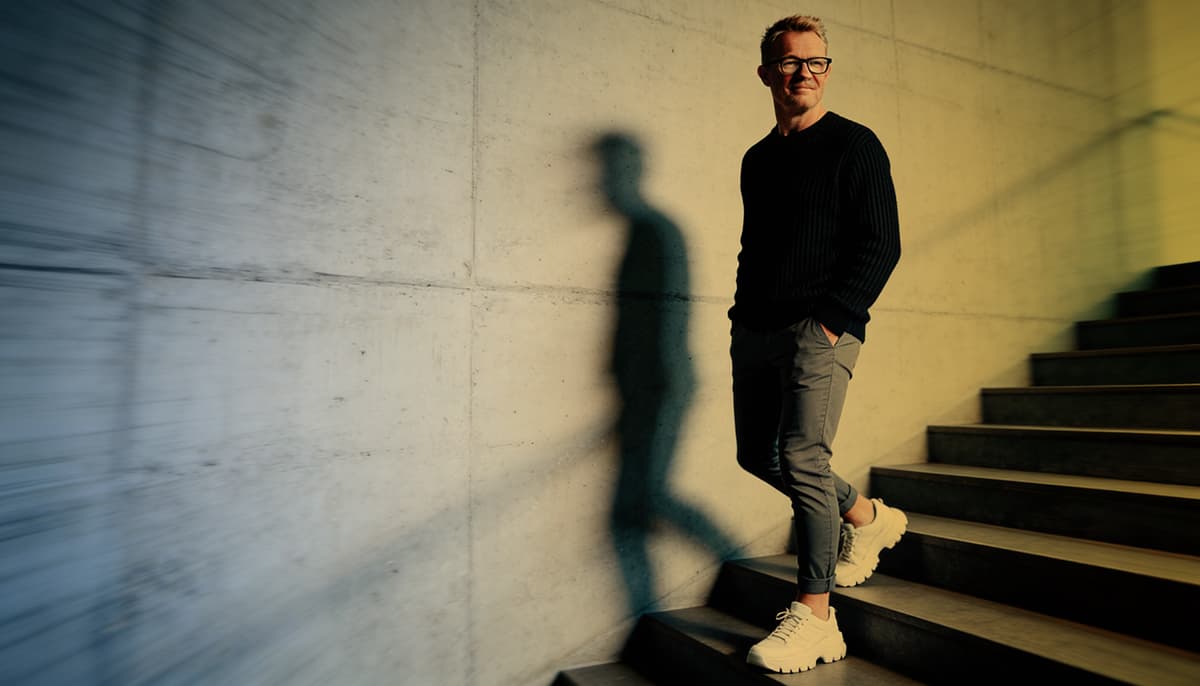 Frank Hüttemann auf Treppe - Pflege als Sicherheitsstruktur