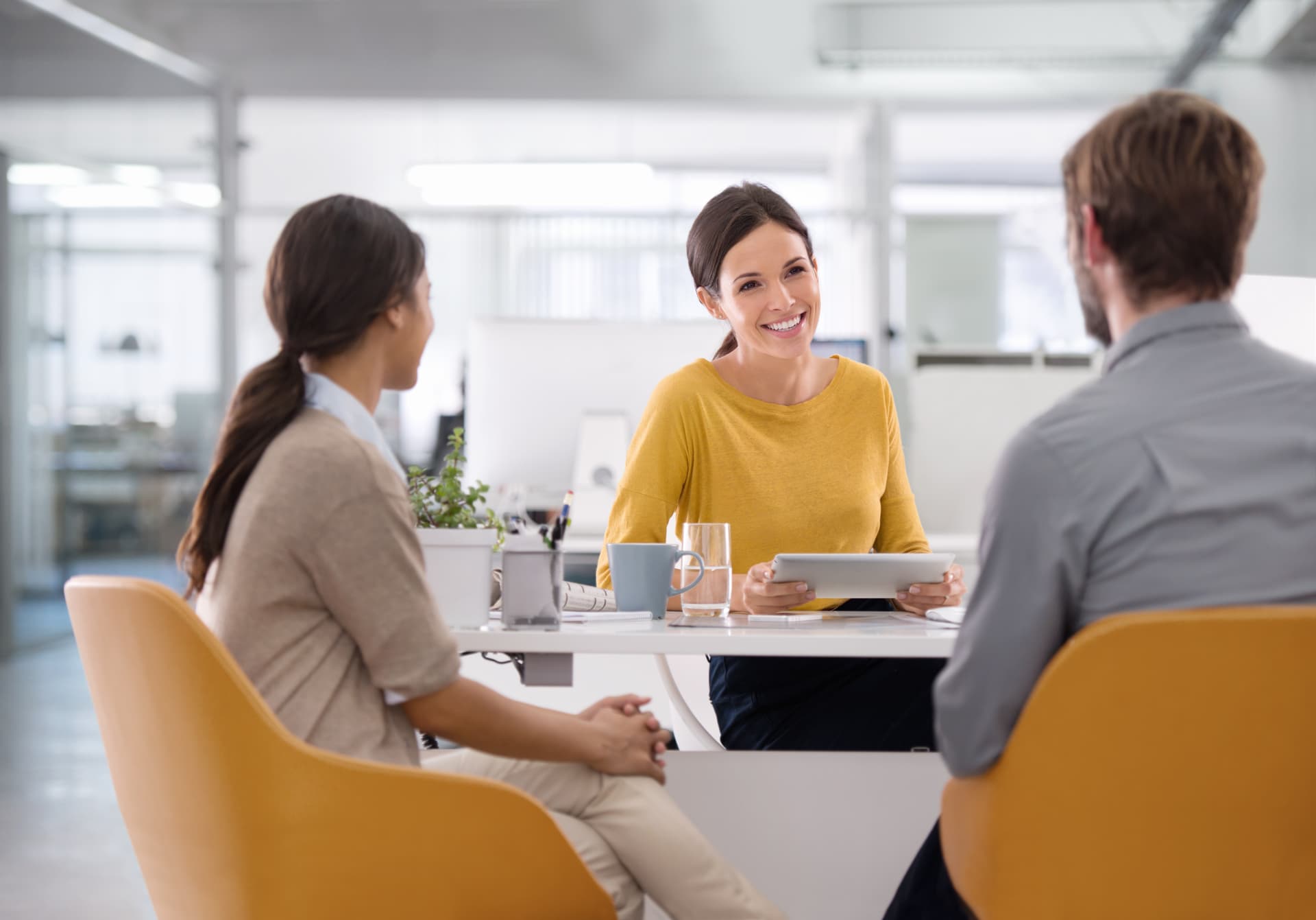 Professioneller Recruiting-Prozess - strukturiertes Bewerbungsgespräch in moderner Umgebung