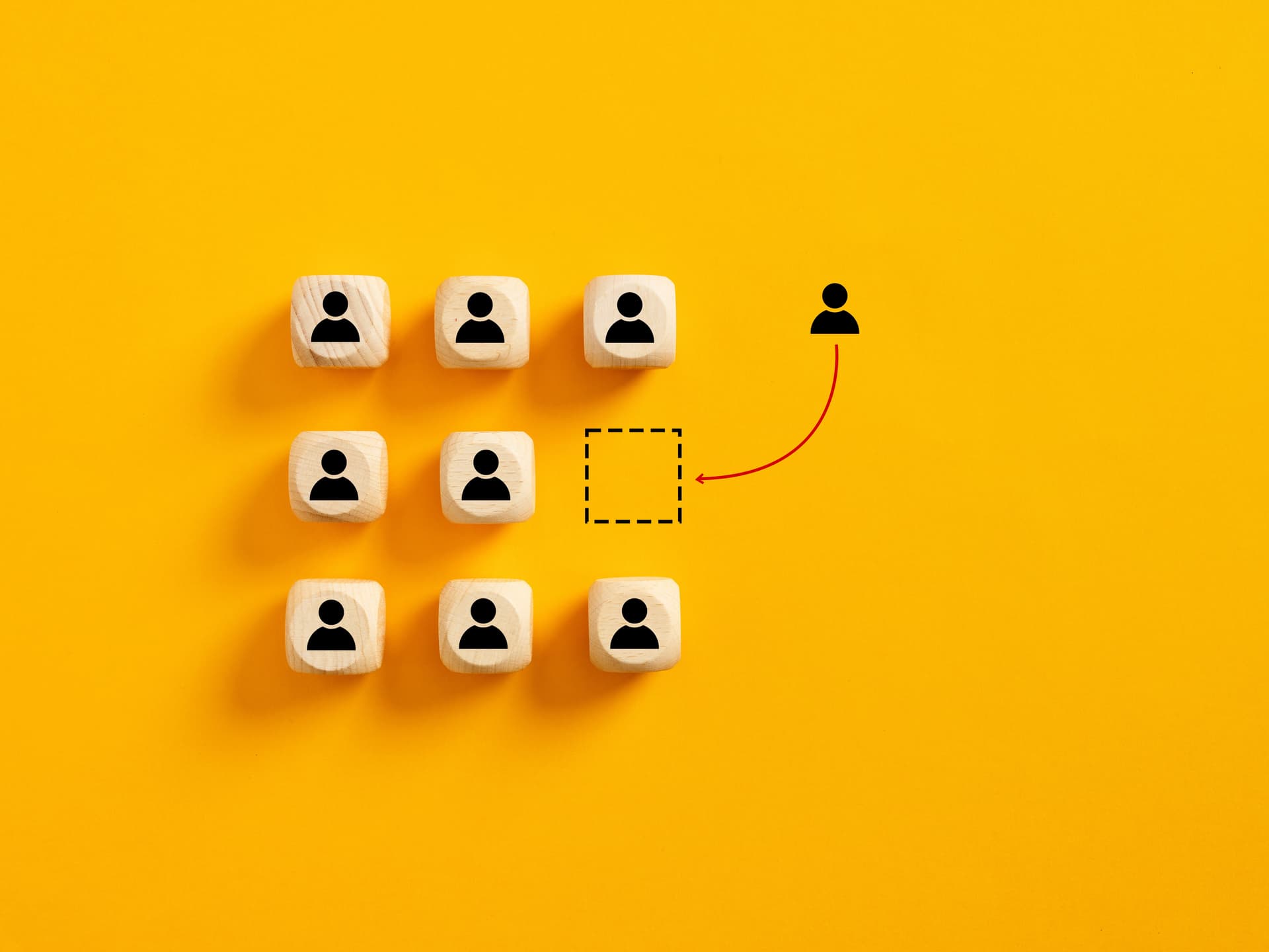 Die richtige Person finden - Recruiting-Herausforderung symbolisiert durch leeren Platz im Team