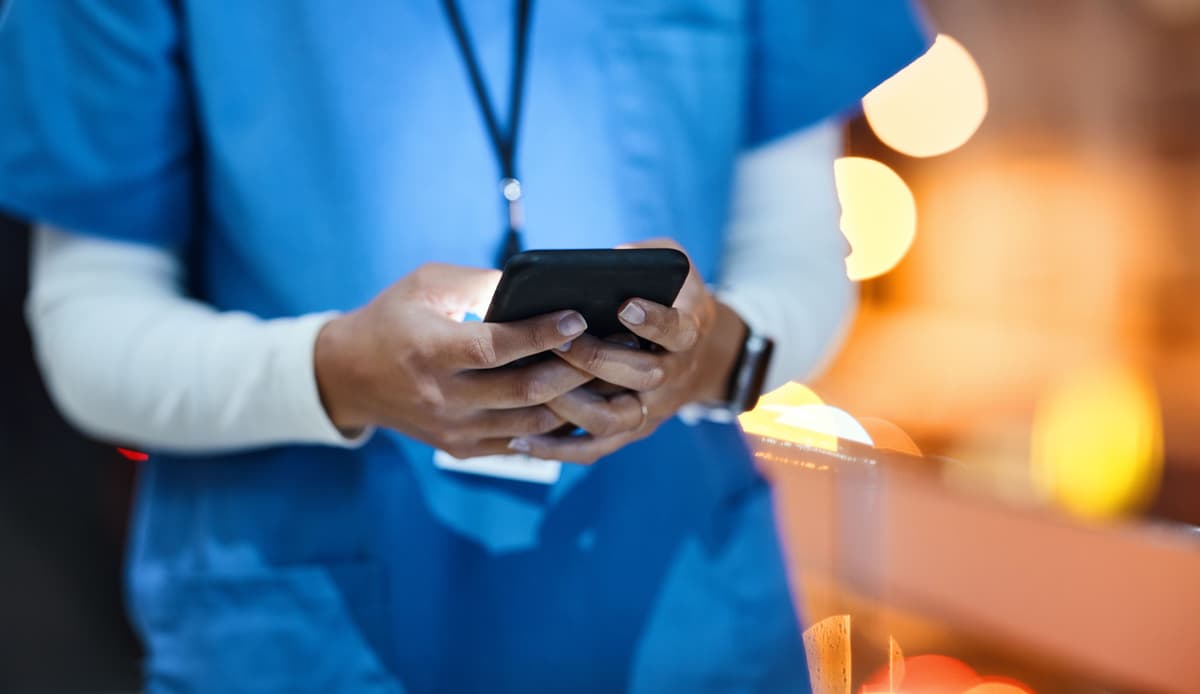 Pflegekraft nutzt Social Media während der Arbeit