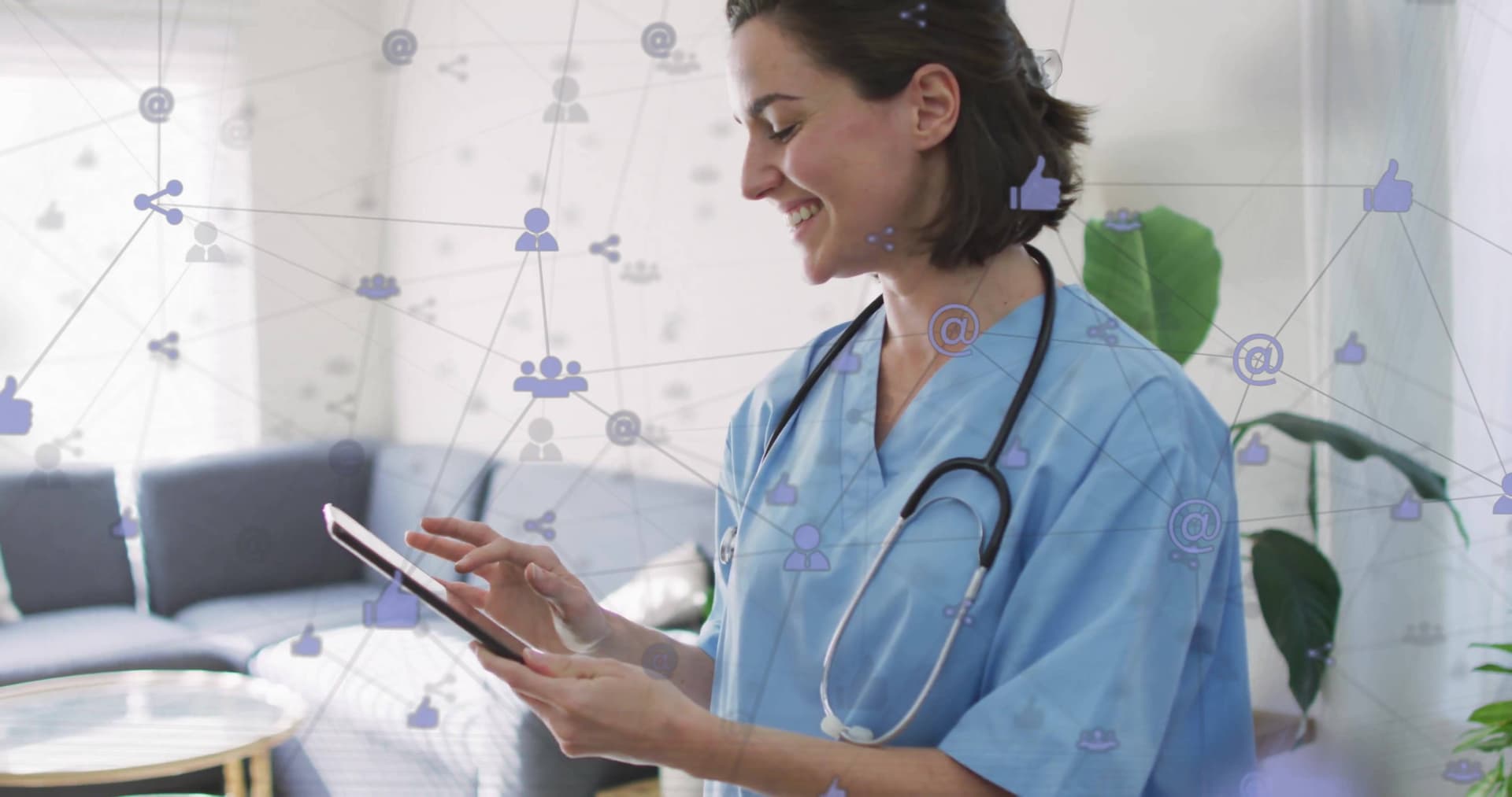 Social Media für Krankenhäuser – Pflegekraft mit Tablet und Social-Media-Netzwerk