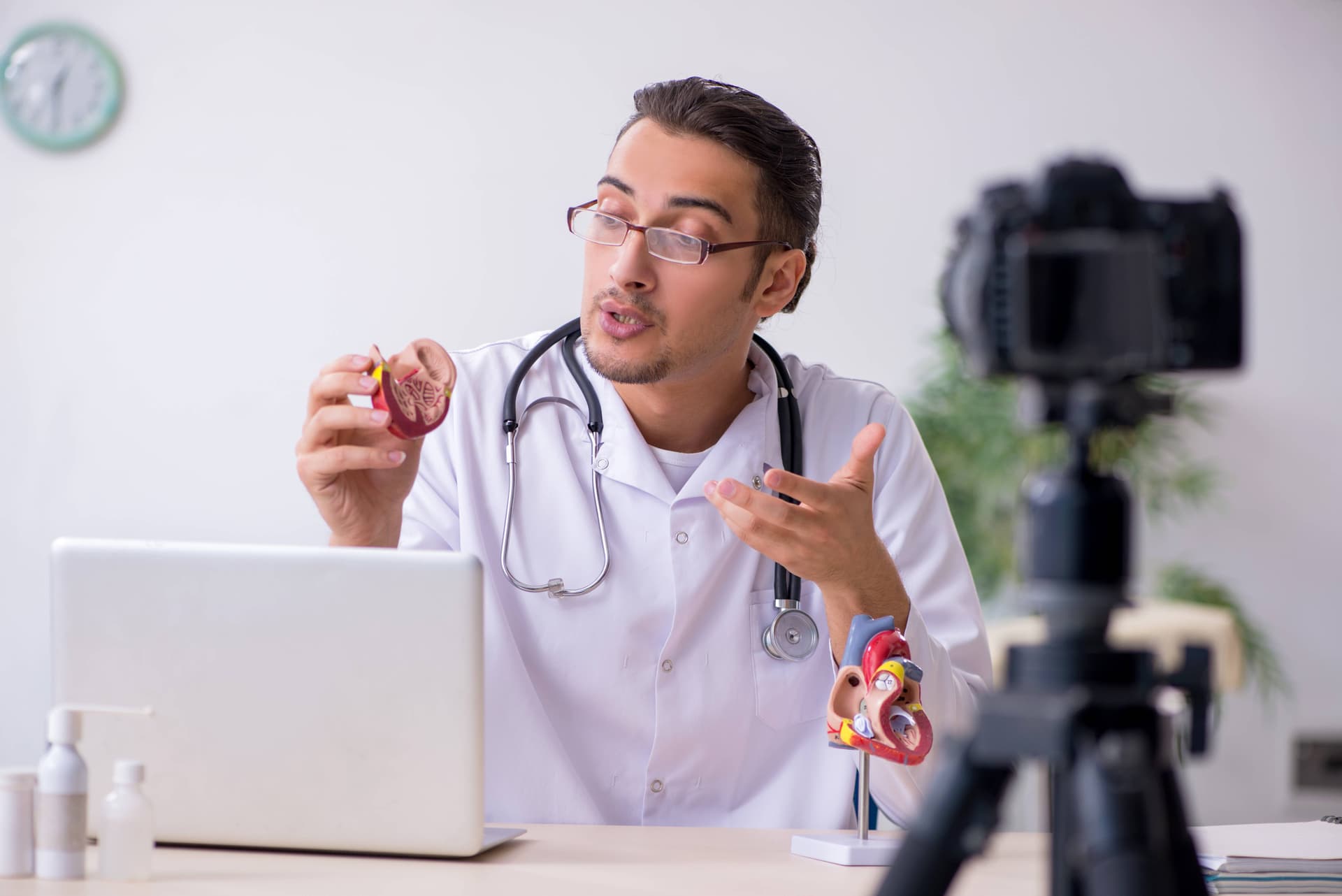 Arzt erstellt Video-Content für Social Media