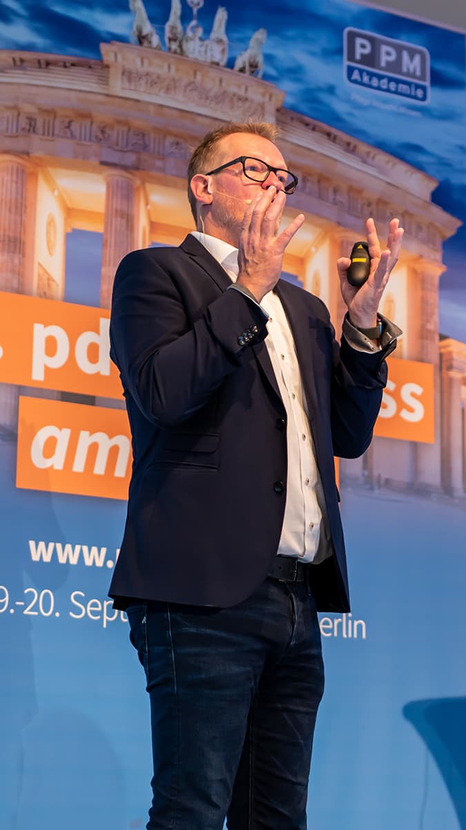 Frank Hüttemann auf der Bühne bei der PPM Akademie