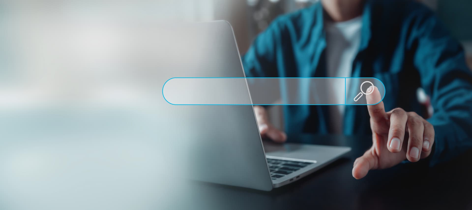 Person recherchiert online nach Pflegeeinrichtung - symbolisiert die digitale Suche von Angehörigen