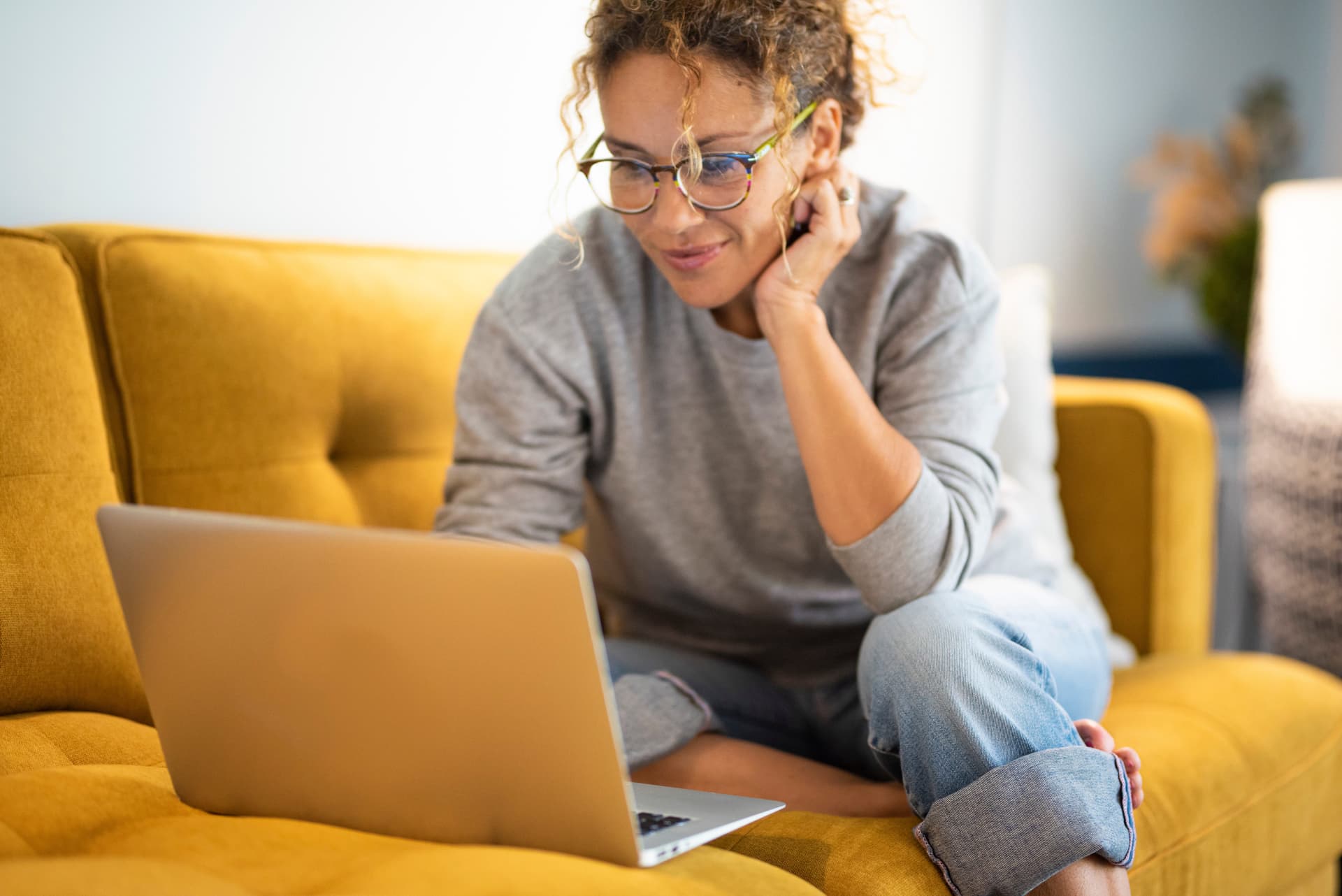 Professionelle Website-Entwicklung - Frau arbeitet konzentriert am Laptop