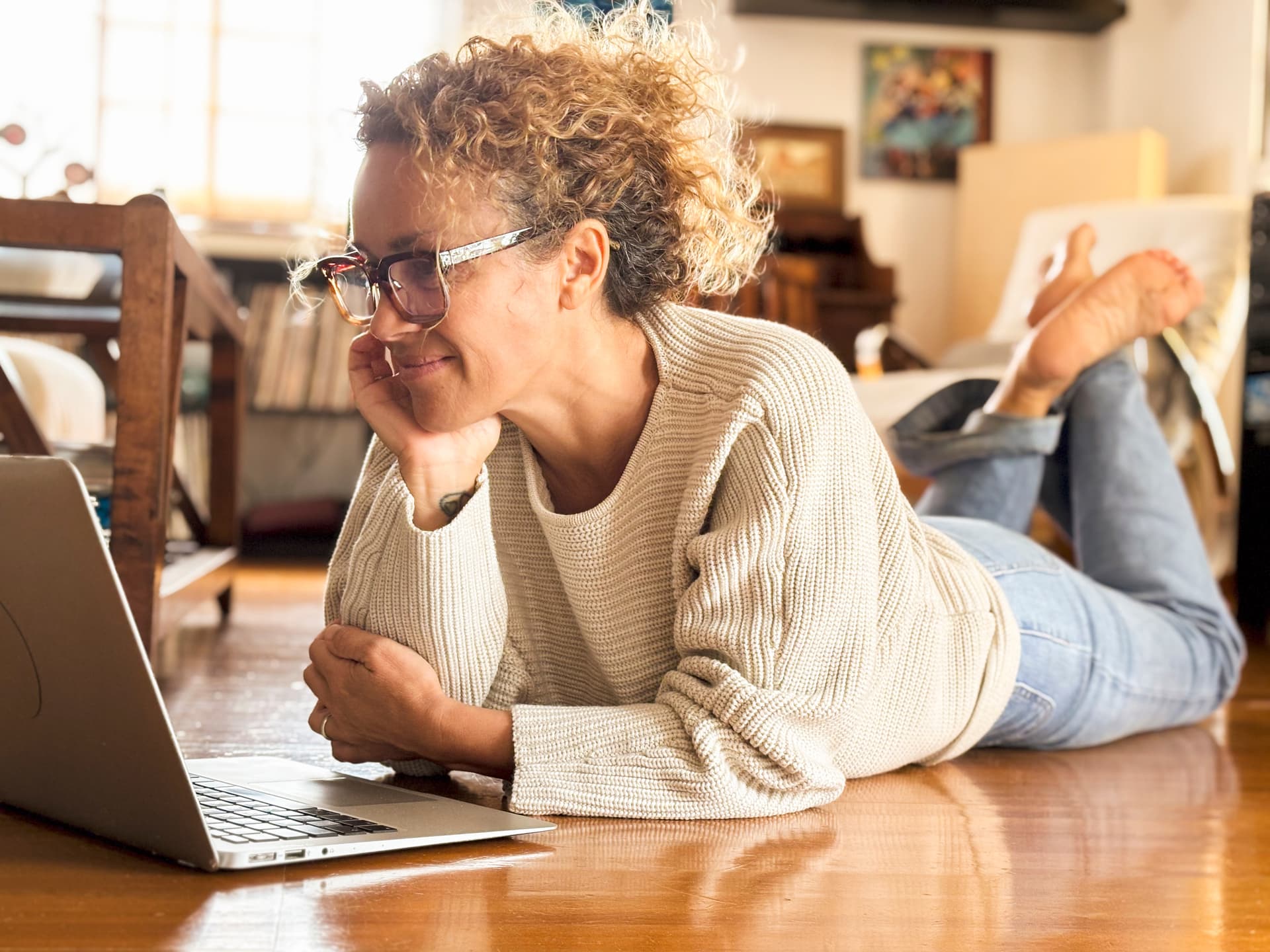 Frau arbeitet entspannt am Laptop - Website-Analyse